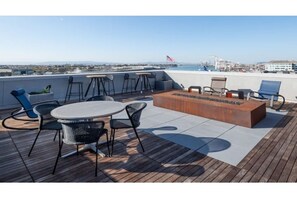 Outdoor dining - Jack London square stylish luxury 1BD apartment (Oakland)