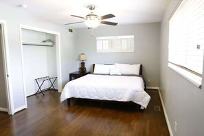 3 室のベッドルーム、WiFi (無料)、ベッドシーツ