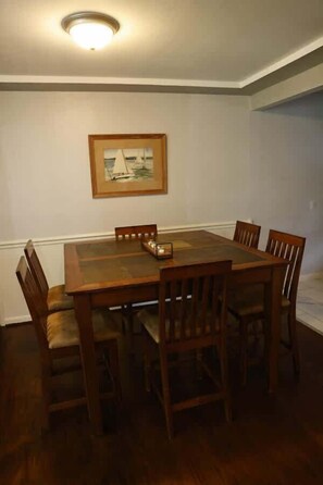 Dining - Fenced yard, downtown, pet friendly (Hot Springs)