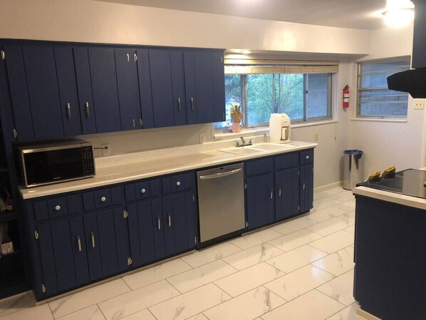 ثلاجة، ميكروويف، فرن، موقد طهي مسطح