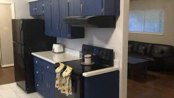 Wasserkocher mit Kaffee-/Teezubehör, Kühlschrank, Mikrowelle, Ofen