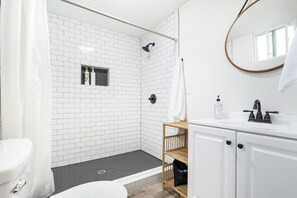 Bathroom - Minutes to the Silos and Dowtown Waco (Waco)