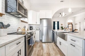 Kühlschrank, Mikrowelle, Ofen, Herdplatte