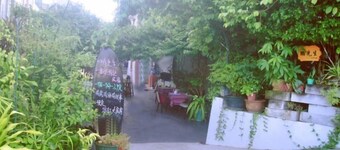 Mr. Peng Inn