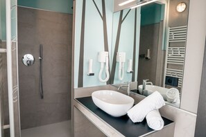 Shower, rainfall showerhead, hair dryer, bidet - K Modern Hotel (Peschiera del Garda)