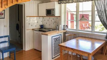 Fridge, stovetop, coffee/tea maker