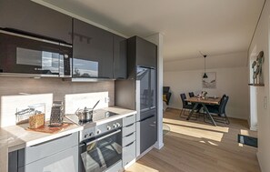 Køleskab, kogeplade, opvaskemaskine, kaffe-/temaskine