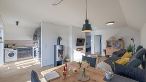 Un espacio habitable moderno con cocina, comedor y zona de estar.