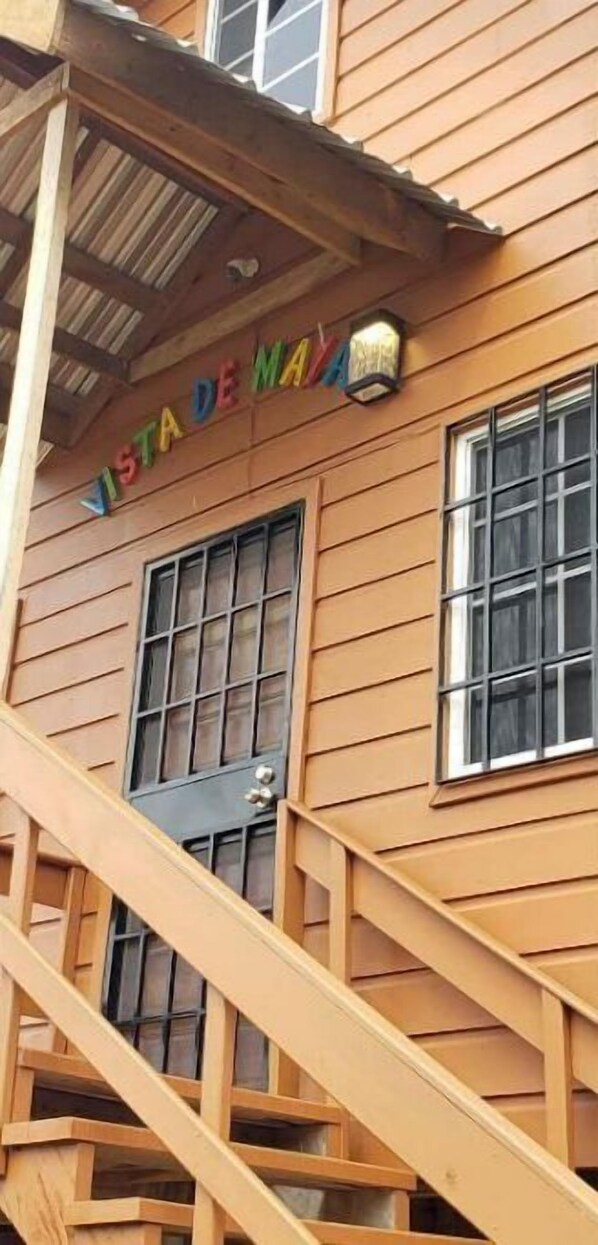 Un edificio in legno con un cartello che recita 'Vista de Maya'.