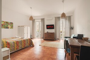 1 slaapkamer, een bureau, geluiddichte muren, wifi