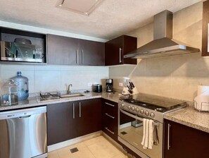 Microondas, horno y lavavajillas