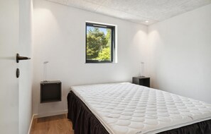 3 bedrooms, iron/ironing board, travel cot, free WiFi