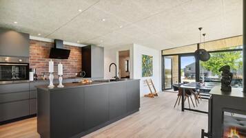 Fridge, microwave, dishwasher, coffee/tea maker