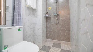 A bathroom with a shower, a toilet, and a sink. - Jiayuan Boutique Hotel (Gongshan)