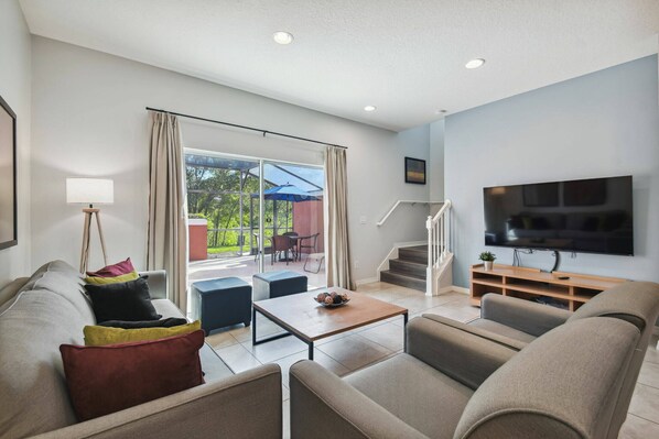TV - 2BR Townhome + Private Pool (Kissimmee)