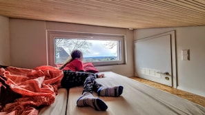 2 soverom, skrivebord, lydisolert og strykejern/-brett