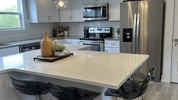 Coffee/tea maker, fridge, microwave, oven