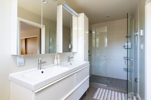 Dusche, Haartrockner, Handtücher, Seife