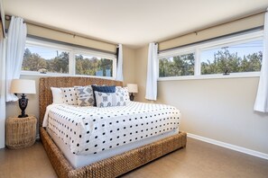 2 bedrooms, desk, iron/ironing board, free WiFi - Mid-century Modern<br>3 min for plaza  (Santa Fe)