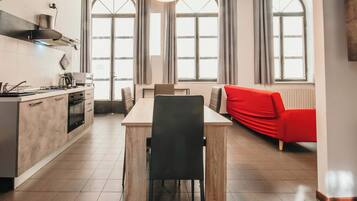 KĂŒhlschrank, Mikrowelle, Ofen, Herdplatte