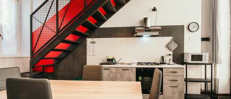 Réfrigérateur, four à micro-ondes, un four, surface de cuisson