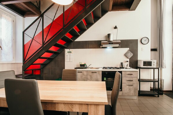 Fridge, microwave, oven, stovetop