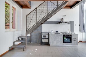 Jääkaappi, mikroaaltouuni, uuni, liesi