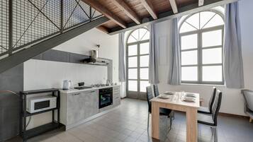 Frigorifero, microonde, forno, piano cottura