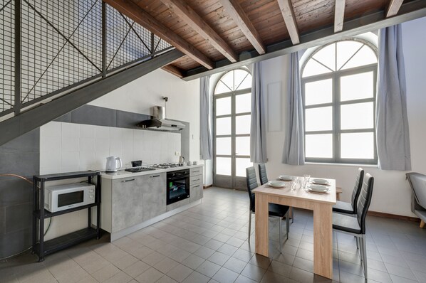 Kühlschrank, Mikrowelle, Ofen, Herdplatte