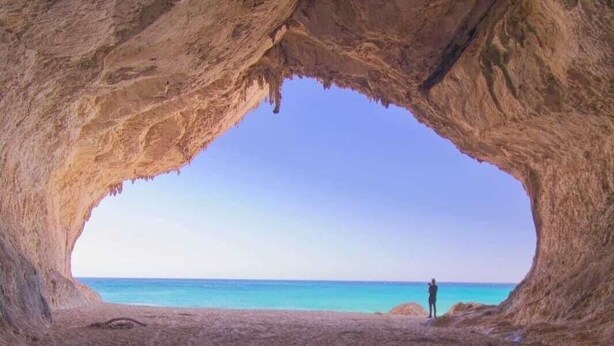 A cave-like structure with a view of a beach and ocean. - Vacation Home Il Gelsomino-5 minutes from the beach (Siniscola)