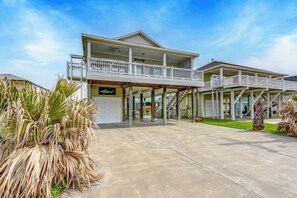 Exterior - Sea La Vie 2 bedroom 2 bath, pet-friendly home that sleeps 9. (Crystal Beach)