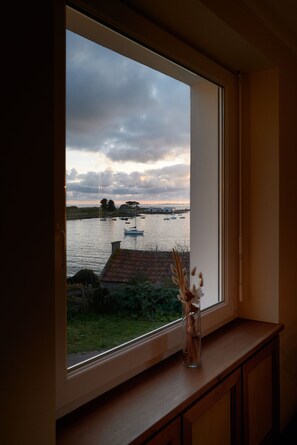 A view through a window with a vase on the sill. - Charming house with exceptional view (Plouguerneau)