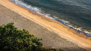 A beach with a sandy shore and waves. - Ondas Praia Resort by WAM Experience (Porto Seguro)