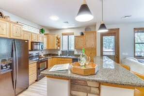 Fridge, microwave, stovetop, dishwasher - Golf Course View: Torreon Vacation Rental! (Show Low)