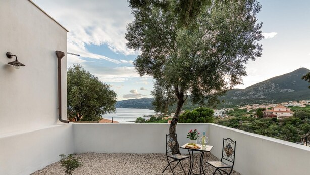 Outdoor dining - CASA ALTAMARERA: sea view  (Cala Gonone)