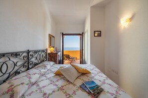 2 bedrooms, bed sheets - CASA DEL MARE: sea view  (Cala Gonone)