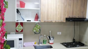 Apartemen Keluarga | Dapur pribadi | Lemari es kecil, kompor, dan peralatan masak/sendok-piring