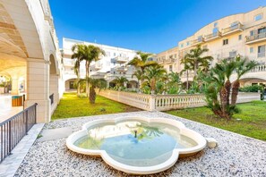 Outdoor spa tub - One Bedroom Apartment (GALLIPOLI)