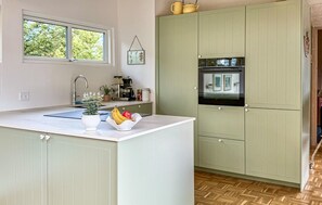 Kjøleskap, mikrobølgeovn, kokeplater og oppvaskmaskin