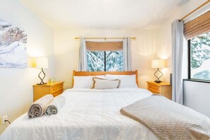 2 habitaciones, escritorio y tabla de planchar con plancha 