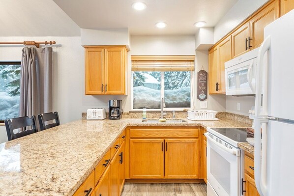 Coffee/tea maker, fridge, microwave, oven
