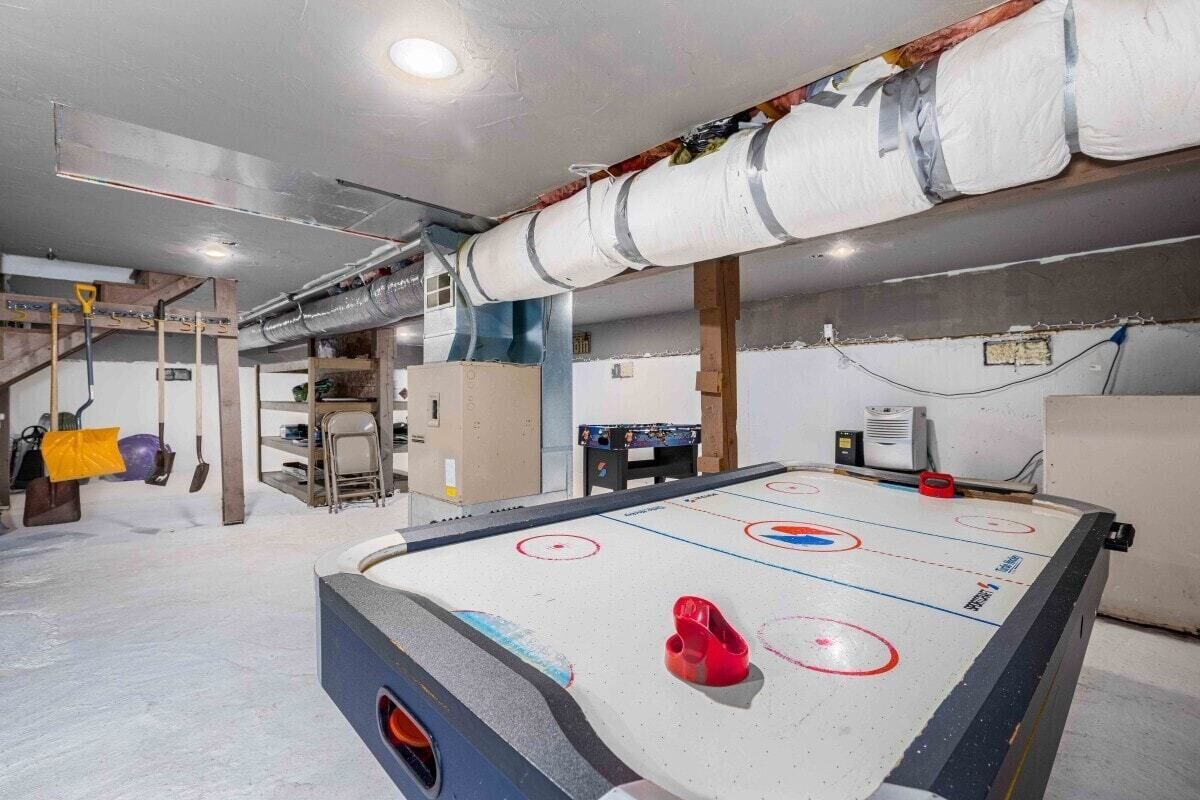 Una pista de hielo cubierta con una mesa de billar y equipo de ejercicio.