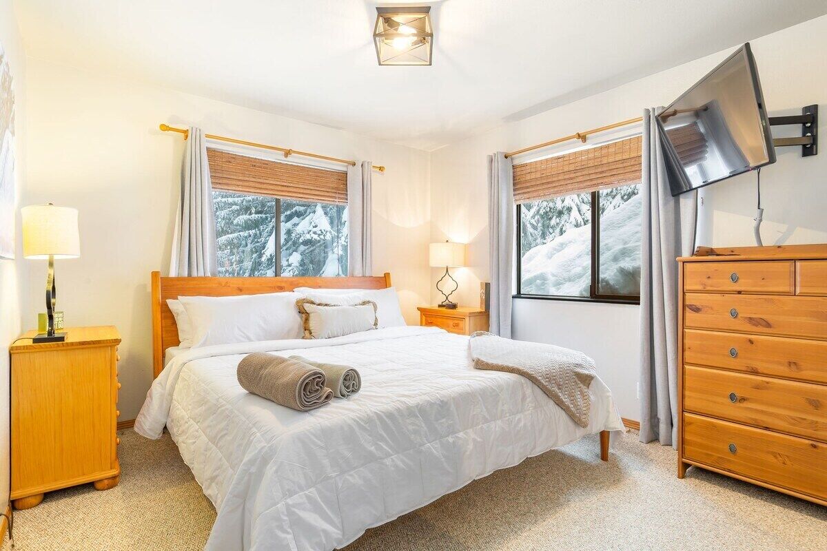 2 bedrooms, desk, iron/ironing board, WiFi (free)