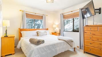 2 bedrooms, desk, iron/ironing board, WiFi (free)