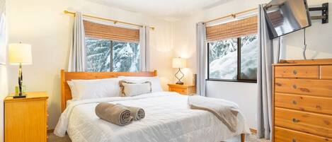 2 bedrooms, desk, iron/ironing board, WiFi (free)