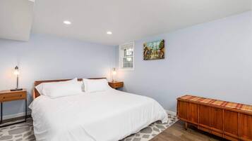 3 室のベッドルーム、デスク、アイロン / アイロン台、旅行用ベビーベッド