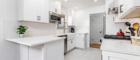 Køleskab, mikrobølgeovn, ovn, opvaskemaskine