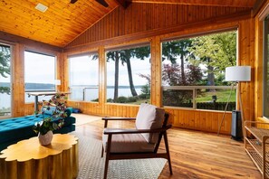 Peis, stereoanlegg og kontorer