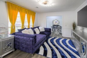 Smart TV, chimenea, libros y monitor de computadora