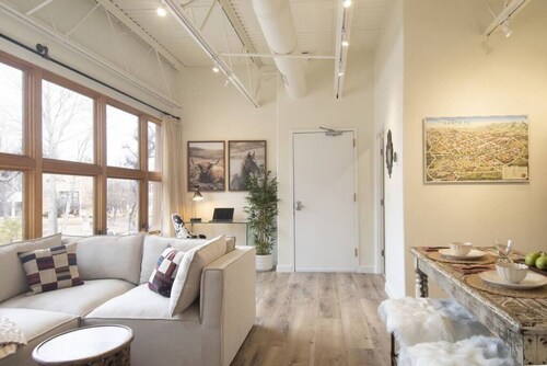 Chic View Loft at Historic Plaza - Spacious 470 Sq Ft